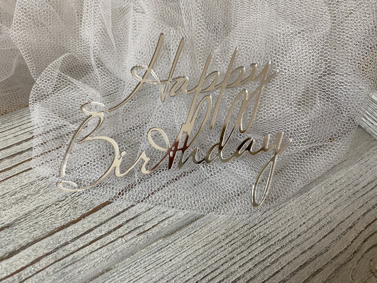 Topper Happy Birthday na bok Srebne Plexi 11*9 (1)