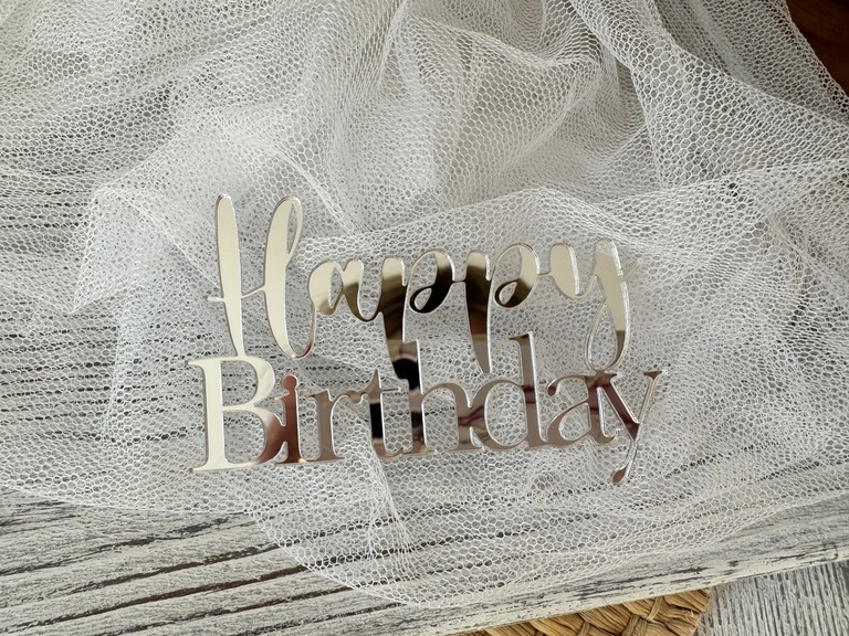 Topper Happy Birthday na bok tortu  Plexi srebne lustro 10*6,5 cm (1)